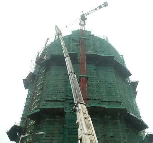 大兴吊车在工地上作业